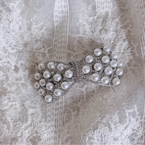 Boutique 9 Accessories - Vintage pearls Bow hair clip